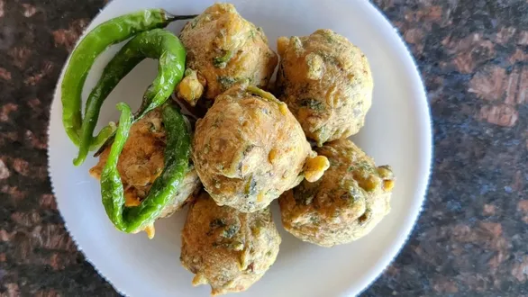 kathiyawadi-bhajiya-recipe-gujarati-style-jali-dar-fullela-gota-bhajiya