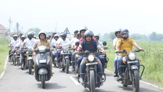 પંચમહાલ પહોંચી 'સેવા સંકલ્પ યાત્રા' બાઈક રેલી, લોકનૃત્ય અને પુષ્પવર્ષાથી ભવ્ય સ્વાગત; હર્ષ સંઘવી પણ રેલીમાં જોડાયા
