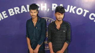 રાજકોટ: બ્યુટી પાર્લર સંચાલક મહિલાની હત્યાનો ભેદ ઉકેલાયો, દેણું ચૂકવવા ભર્યું ઘાતકી પગલું; પાડોશમાં રહેતા બે ભાઈઓની ધરપકડ
