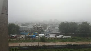 અમદાવાદમાં ગાજવીજ સાથે ધોધમાર વરસાદ, અનેક વિસ્તારોમાં પાણી ભરાયા