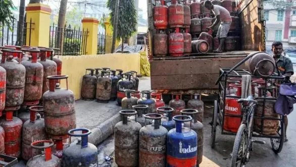 lpg-subsidy-biometric-aadhaar-mandatory-for-refills-gas-cylinder-by-1-october-2026