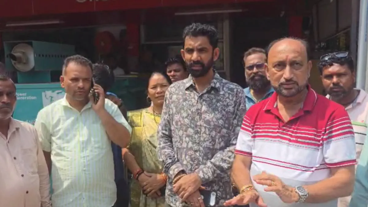 Vadodara: સિંકંદરપુરામાં રામદેવપીરના નેજા હાઇટેન્શન વાયરને સ્પર્શી જતાં કરંટ ઉતર્યો, દંડો પકડીને જતાં 8થી વધુ યુવકો દાઝ્યા