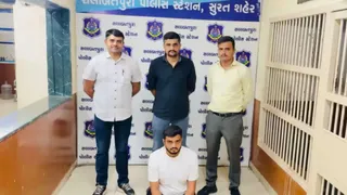 સુરતમાં ઓનલાઈન ગેમિંગમાં રૂપિયા હારી ગયેલા યુવકે કારનો કાચ તોડી અઢી લાખ રૂપિયા ચોર્યા, ચાલવાની ઢબથી પોલીસ પકડમાં આવ્યો.