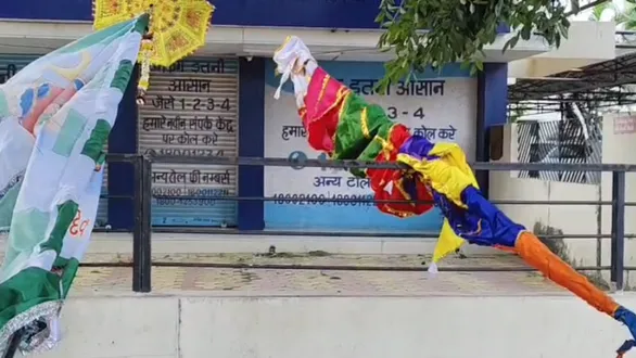 vadodara-ramdevpir-neja-procession-accident-high-tension-wire-electric-shock-two-injured