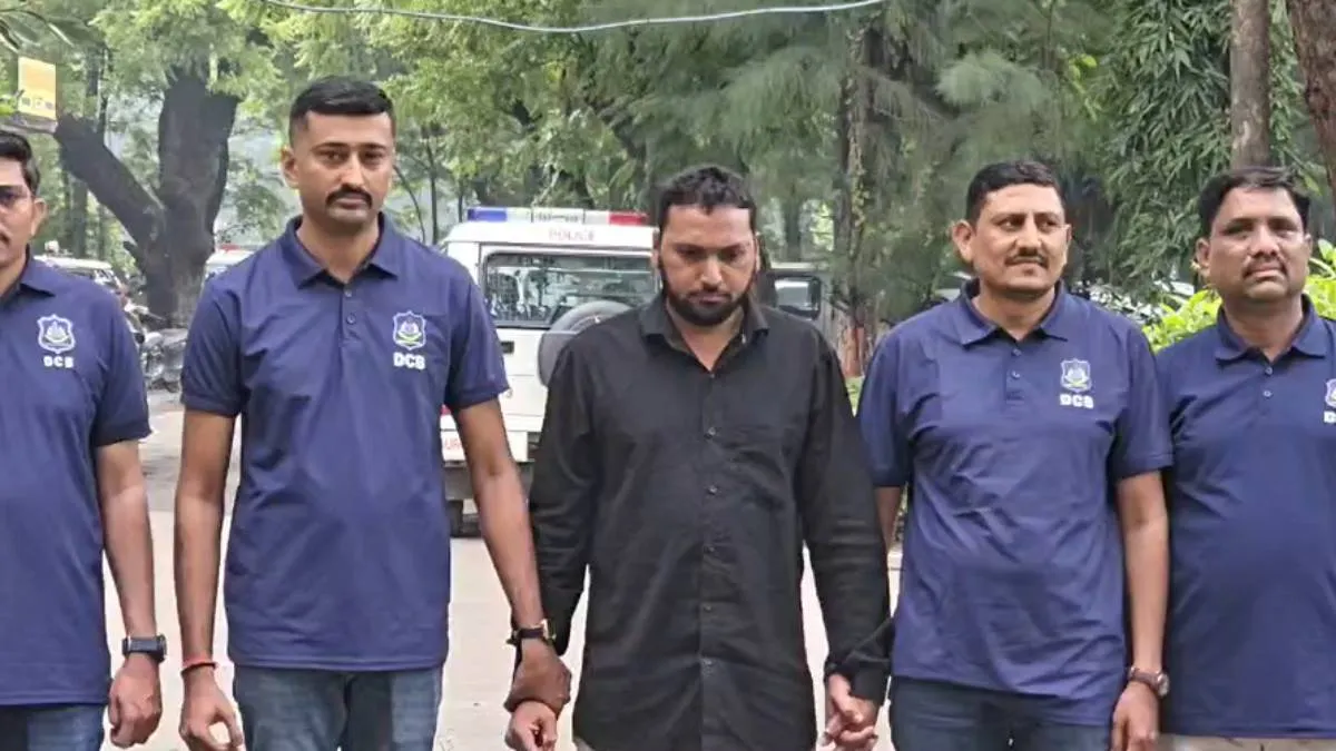 Surat: સારોલીની શ્યામ સંગીની ટેક્સટાઈલ માર્કેટમાં આગ લગાડનાર એકાઉન્ટન્ટ ઝબ્બે, શેઠે પગાર ના આપતા પેટ્રોલ છાંટી દીવાસળી ચાંપી હતી