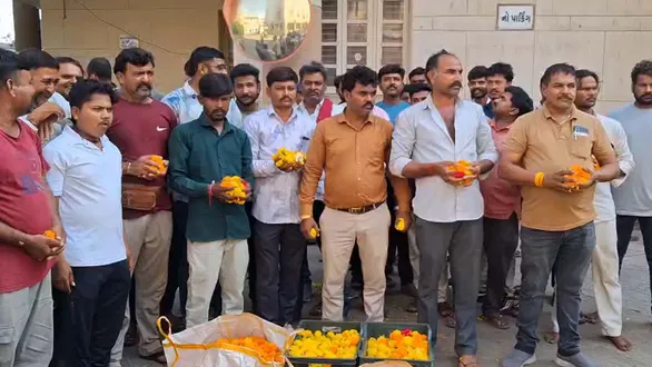 rajkot-news-flowerselling-farmers-protest-against-municipal-corporation-action