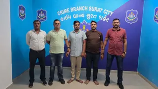 સુરતમાં ટ્રાફિક સિગ્નલના 55 પોઇન્ટ ઉપરથી કુલ 155 ઇન્વટર બેટરીઓ ચોરી; બે આરોપીને ક્રાઈમ બ્રાંચે દબોચ્યા
