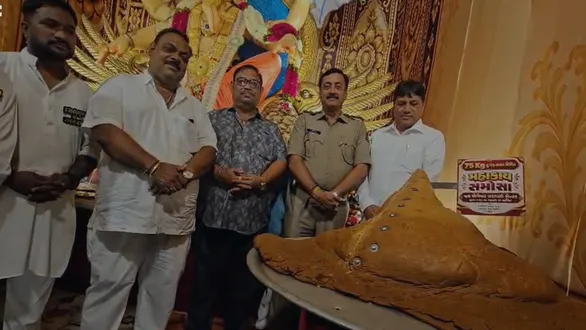 navsari-news-a-massive-75kg-samosa-was-offered-to-shreeji