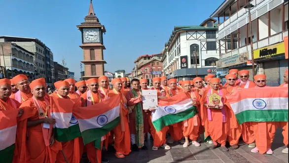 swaminarayan-gadi-saints-hoist-indian-flag-at-srinagars-lal-chowk-for-sardar-patels-150th-jayanti
