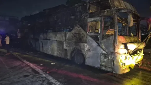 greater-noida-yamuna-expressway-sleeper-bus-fire-raj-kalpana-travels-accident-many-passengers-die