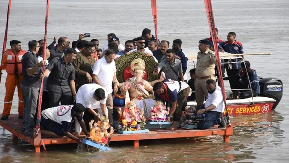 surat-news-deputy-chief-minister-harsh-sanghavi-performing-the-immersion-of-lord-ganesha-with-devotion-at-hazira-boat-point-ovra