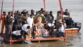 Surat News:હજીરા બોટ પોઇન્ટ ઓવરા ખાતે ભક્તિભાવપૂર્વક ગણેશજીનું વિસર્જન કરતા નાયબ મુખ્યમંત્રી હર્ષ સંઘવી