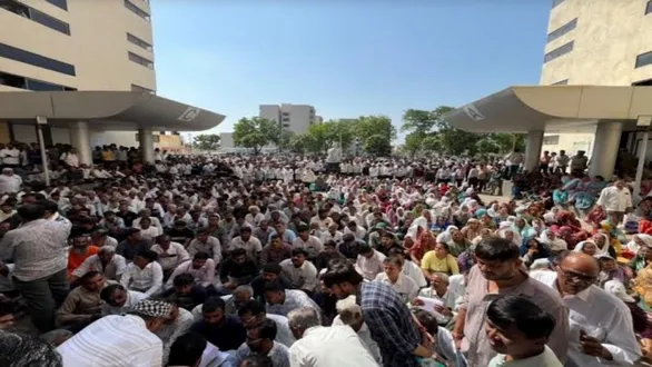 morbi-farmer-protest-farmers-stage-dharna-at-collector-office-over-power-line-compensation