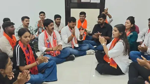 dr-yogen-suicide-case-surat-abvp-sings-ramdhun-at-new-civil-hospital-dean-office