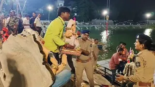 વડોદરા: ગોરવા તળાવે ગણેશ વિસર્જન દરમિયાન 'ખાખી'નો માનવીય ચહેરો ઉપસ્યો, કાયદો અને ભક્તિનો સંગમ