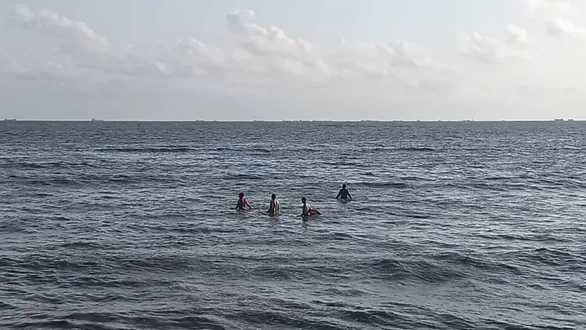 surat-news-2-youths-swept-away-by-high-waves-at-dumas-beach-fire-brigade-launches-search
