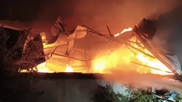 kheda-dabhan-national-highway-48-cattle-feed-factory-massive-fire-4-hours-fire-brigade-control