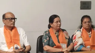 Vadodara News:ચૂંટણી પંચની નિષ્પક્ષતા સામે કોંગ્રેસનું કાળા વસ્ત્રો સાથે ઉગ્ર પ્રદર્શન; ભાજપે પત્રકાર પરિષદ યોજી આક્ષેપોને ફગાવી આપ્યો જવાબ
