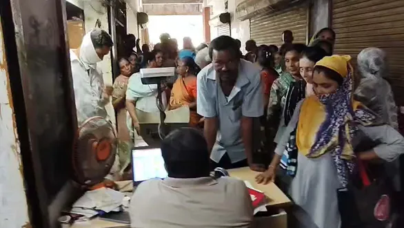 vadodara-news-ration-beneficiaries-protest-at-fair-price-shop-in-kewadabaug