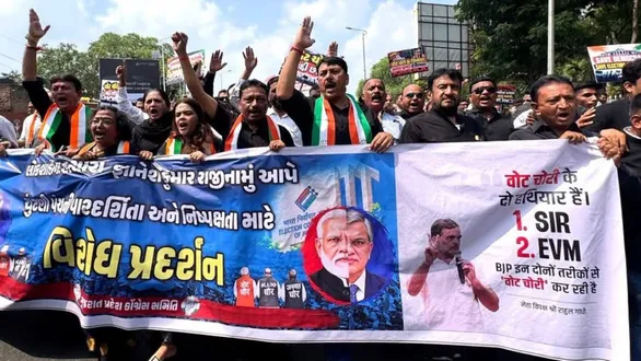 ahmedabad-congress-protest-cec-gyanesh-kumar-effigy-burning-amit-chavda-leads-rally