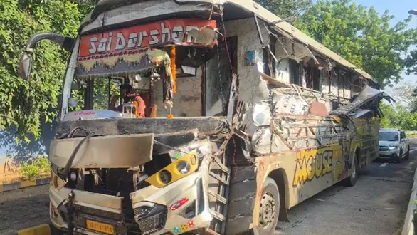 anand-highway-accident-5-killed-4-injured-as-surat-rajasthan-bus-crashes