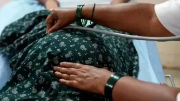 surat-news-minor-girl-delivers-baby-girl-in-hospital-husband-booked-under-posco-act