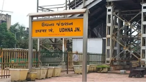 surat-news-ai-tech-at-udhna-station-to-monitor-crowds-and-schedule-special-trains-for-diwali-and-chhath-puja
