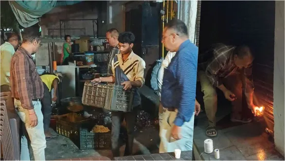 rajkot-dev-fast-food-sealed-132-kg-unhygienic-food-destroyed-cockroach-rat-infestation
