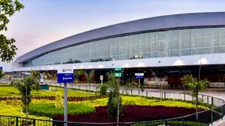Vadodara News: મુંબઈના ખરાબ વાતાવરણને પગલે 4 ફ્લાઇટ્સનું વડોદરા એરપોર્ટ પર ઈમરજન્સી લેન્ડિંગ