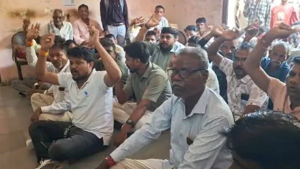 chhota-udepur-farmers-protest-at-mgvcl-office-over-power-outages-threaten-agitation