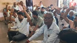 Chhota Udepur: વીજ પુરવઠાના ધાંધિયાથી રોષે ભરાયેલા 100થી વધુ ખેડૂતોના MGVCL કચેરીએ ધરણાં, ઉગ્ર આંદોલનની ચીમકી ઉચ્ચારી