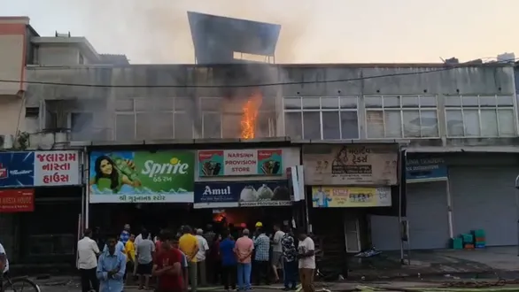 vadodara-rv-desai-road-two-provision-stores-massive-fire-short-circuit