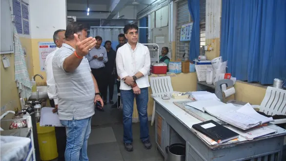 gujarat-health-minister-praful-pansheriya-makes-surprise-visit-to-rajkot-civil-hospital