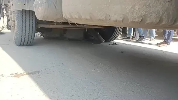 surat-road-accident-dumper-drags-moped-for-1km-in-abrama-elderly-woman-dead-2-injured