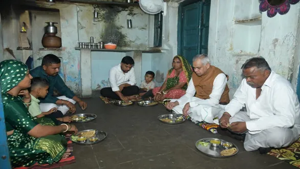 governor-acharya-devvrat-partook-of-a-simple-meal-at-the-home-of-a-scheduled-caste-family-in-mundra-taluka