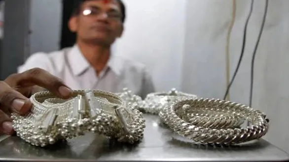 silver-plunges-by-rs-194-lakh-from-its-peak-gold-prices-decline
