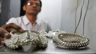 Silver Price Weekly Crash:ચાંદી તેની સર્વોચ્ચ સપાટીથી રૂપિયા 1.94 લાખ સસ્તી થઈ, 5 દિવસમાં 11 હજાર તૂટી, સોનામાં થયો ઘટાડો