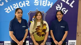 લાઈક્સ-ફોલોઅર્સની ઘેલછામાં સુરતની ઈન્ફ્લુએન્સર ભાન ભૂલી: ગાંધીજીના ફોટો સાથે અશ્લીલ રીલ બનાવનાર સિમરન પટેલની ધરપકડ