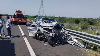 Vadodara: દિલ્હી-મુંબઈ એક્સપ્રેસ વે પર ગમખ્વાર અકસ્માત, બે કાર સામ-સામે ધડાકાભેર ભટકાઈ; સાવરકુંડલાના દંપતીનું મોત