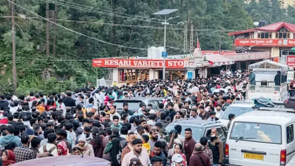 nainital-traffic-jam-kainchi-dham-weekend-crowd-road-jam-tourists-stuck-hotel-booking