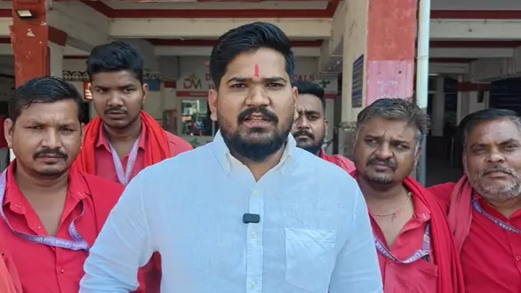 surat-railway-station-porter-manish-vanzara-returned-lost-bag-doctor-haresh-vaghasiya