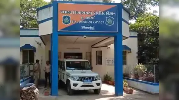 amreli-chalala-forester-attack-illegal-lion-safari-fortuner-car-crime-news