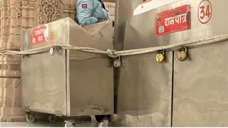 રામ મંદિરમાં ચઢાવાની ગણતરી કરનાર કર્મચારીઓએ જ કર્યો પર્દાફાશ: ચંપત રાયને મોકલ્યો હતો શૌચાલયમાં છુપાવેલી નોટોનો વીડિયો