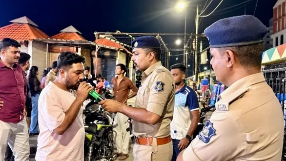 vadodara-police-surprise-checking-at-night-market-ahead-of-navratri-2026