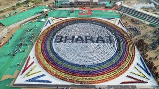 અમદાવાદના GMDC ગ્રાઉન્ડ ખાતે 6,500 વિદ્યાર્થીઓએ રચી વિશાળ સપ્તરંગી માનવ રંગોળી, જુઓ VIDEO
