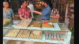 Mata No Madh:માતાના મઢે આસો નવરાત્રીમાં ભક્તોના આરોગ્યની સુરક્ષા માટે FDCA એક્શન મોડમાં; પ્રસાદ-મીઠાઈની દુકાનોમાં સઘન ચેકિંગ