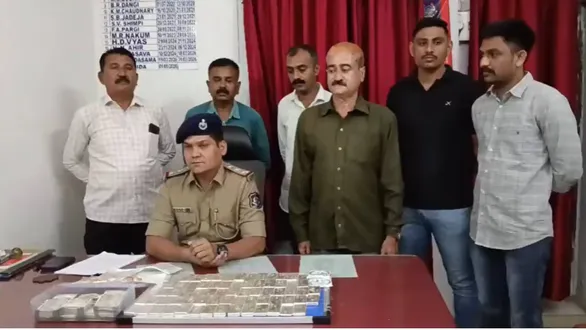 vadodara-railway-station-seizure-20-kg-silver-and-cash-worth-rs-5098-lakh-seized-from-rajkot-passenger