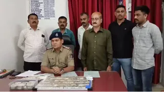 VIDEO: વડોદરા રેલવે સ્ટેશન પરથી 20 કિલો ચાંદી અને રોકડ સાથે રાજકોટનો મુસાફર ઝડપાયો, રૂ.50.98 લાખનો મુદ્દામાલ જપ્ત
