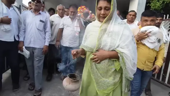 virji-thummar-funeral-former-mp-cremated-in-amreli-as-daughter-jeni-thummar-performs-last-rites