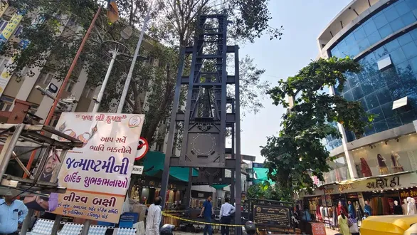ahmedabad-gets-its-first-rotary-parking-system-at-ratanpol-big-relief-for-relief-road-traffic